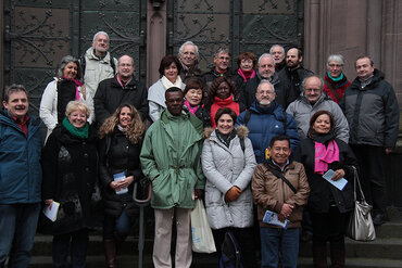 Die Teilnehmer des Treffens vor der Agneskirche in Köln